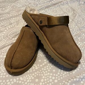 Ugg Clogs with Strap